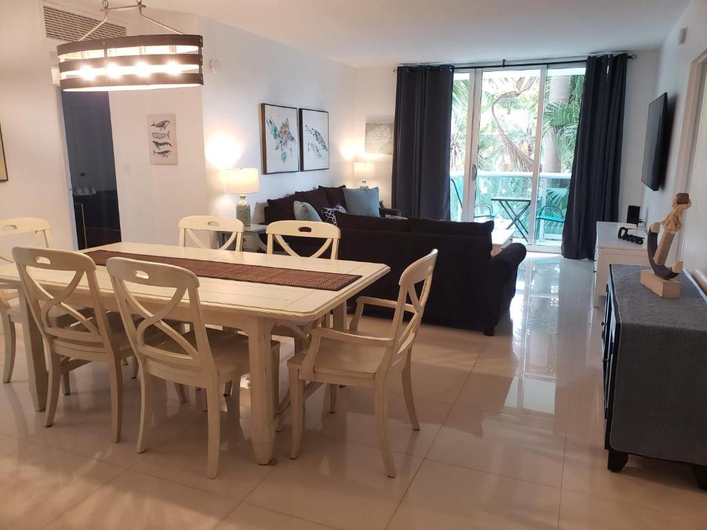 comedor y sala de estar con mesa y sillas en Stunning Beach Apartment by Miami Te Esperaa - HOLLYWOOD 3V, en Hollywood