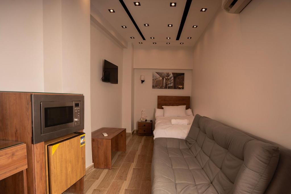 TV a/nebo společenská místnost v ubytování Sun and Sand Guest House