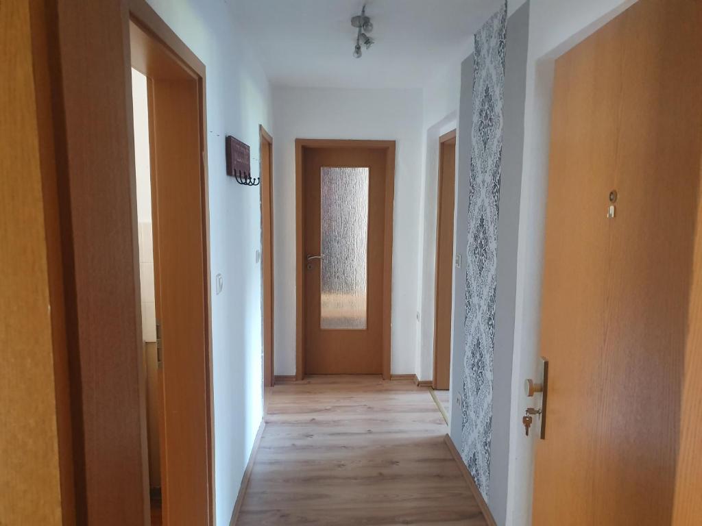 een lege hal met een deur en een hallwayngth bij Monteurwohnung Kuhfelde in Kuhfelde