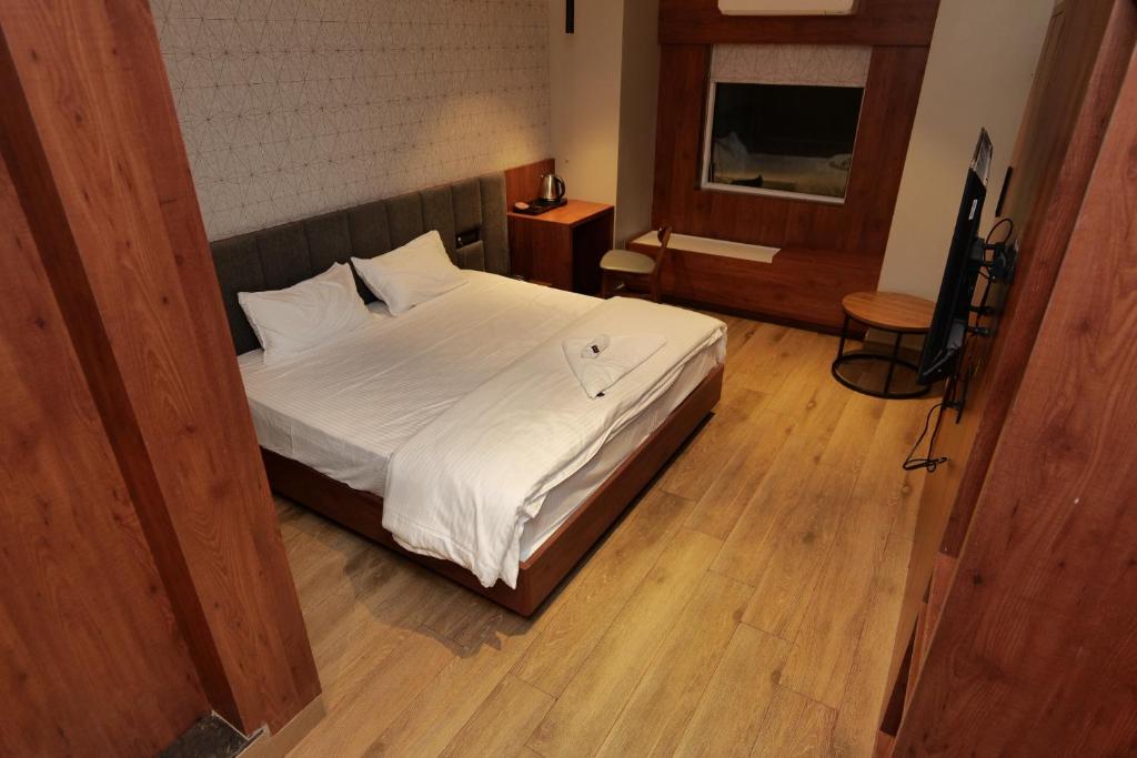 Postel nebo postele na pokoji v ubytování V HOTEL