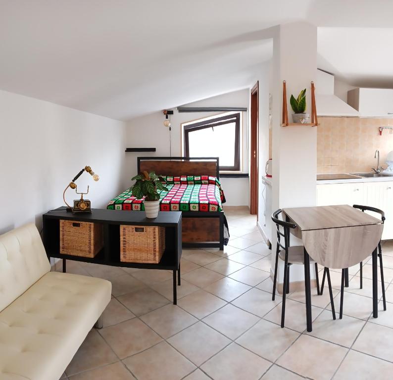 uma cozinha e uma sala de estar com mesa e cadeiras em 26 km da Roma Monolocale ben collegato A.C. wifi em Rignano Flaminio