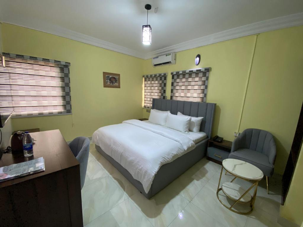 Postel nebo postele na pokoji v ubytování MOK Apartments & Suites
