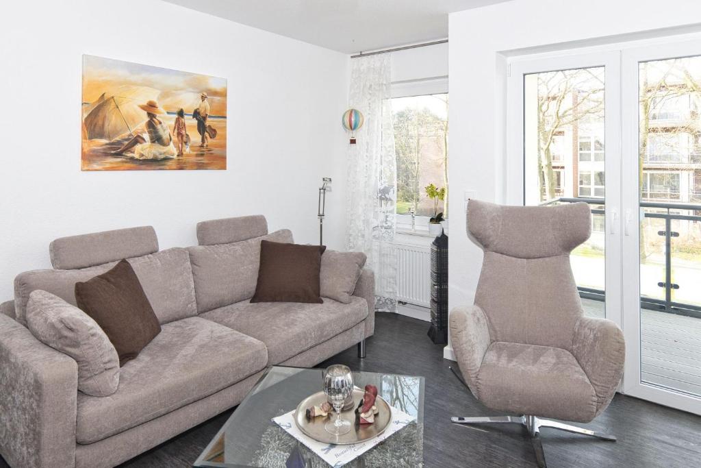 sala de estar con sofá y silla en Admiralsgarten, Steuerbord 12, en Duhnen