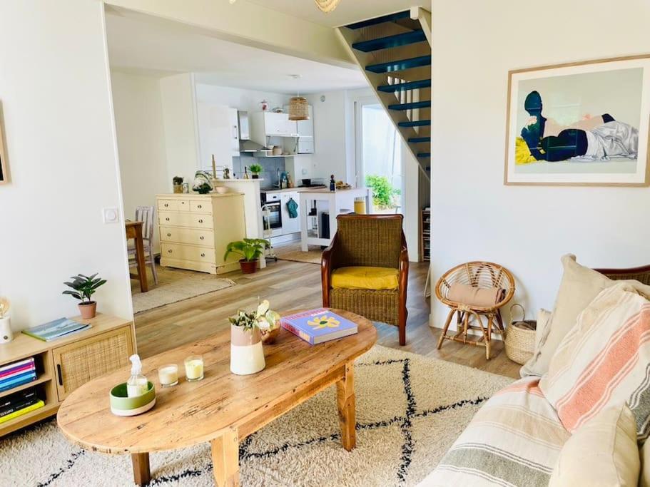 un salon avec un canapé et une table dans l'établissement Villa à la Baule Annabelle, à La Baule
