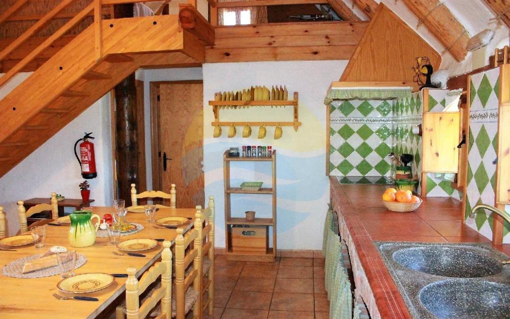 Kuchyň nebo kuchyňský kout v ubytování Barraca típica del Delta, con piscina, jardín y barbacoa - Deltavacaciones