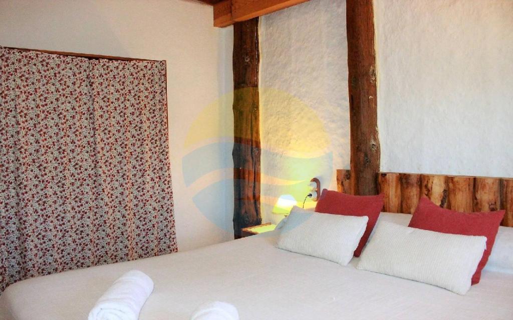 Postel nebo postele na pokoji v ubytování Barraca típica del Delta, con piscina, jardín y barbacoa - Deltavacaciones