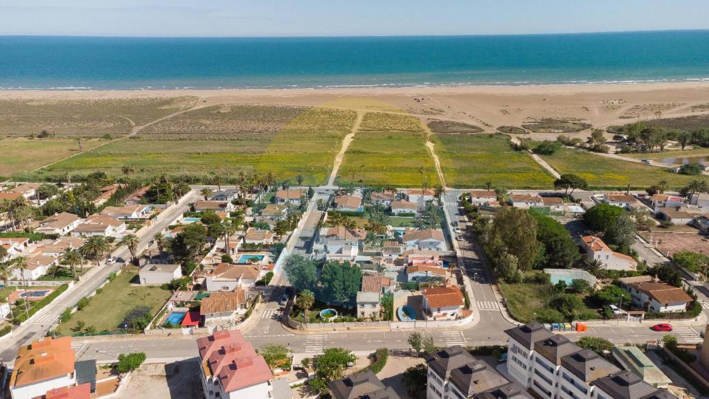 una vista aérea de una ciudad junto a la playa en Eucaliptus - Casa en el Delta para disfrutar de la playa del Trabucador - Deltavacaciones en L'Eucaliptus