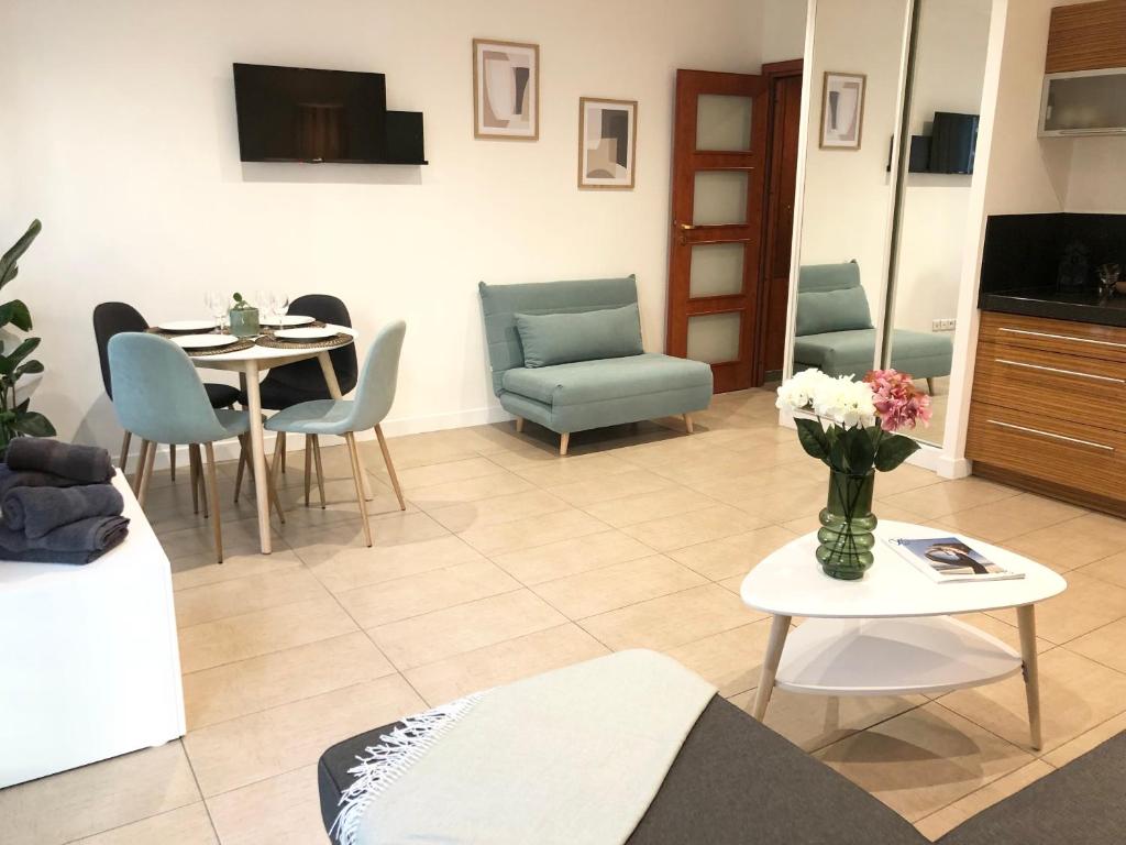 un salon avec une table et des chaises dans l'établissement Studio douillet centre, à Cannes
