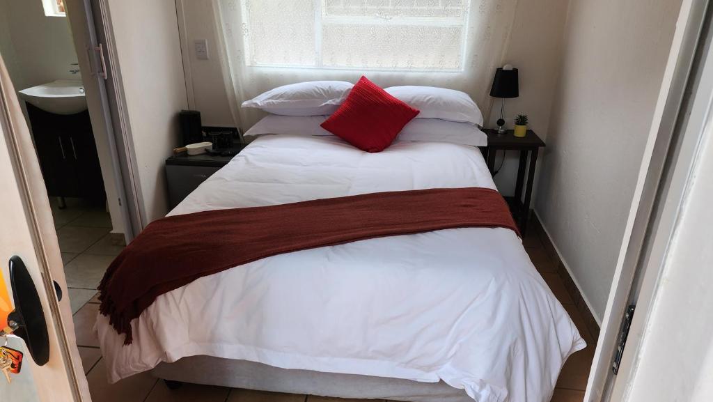 Rúm í herbergi á SABLE INN B&B