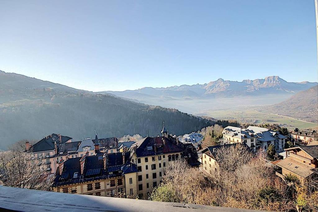 une vue d'une ville avec des montagnes en arrière-plan dans l'établissement Les Hauts De Saint Gervais, à Saint-Gervais-les-Bains
