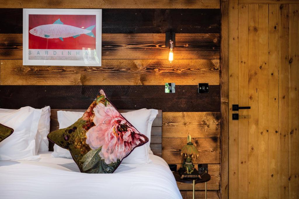 Postel nebo postele na pokoji v ubytování Limestone Hotel