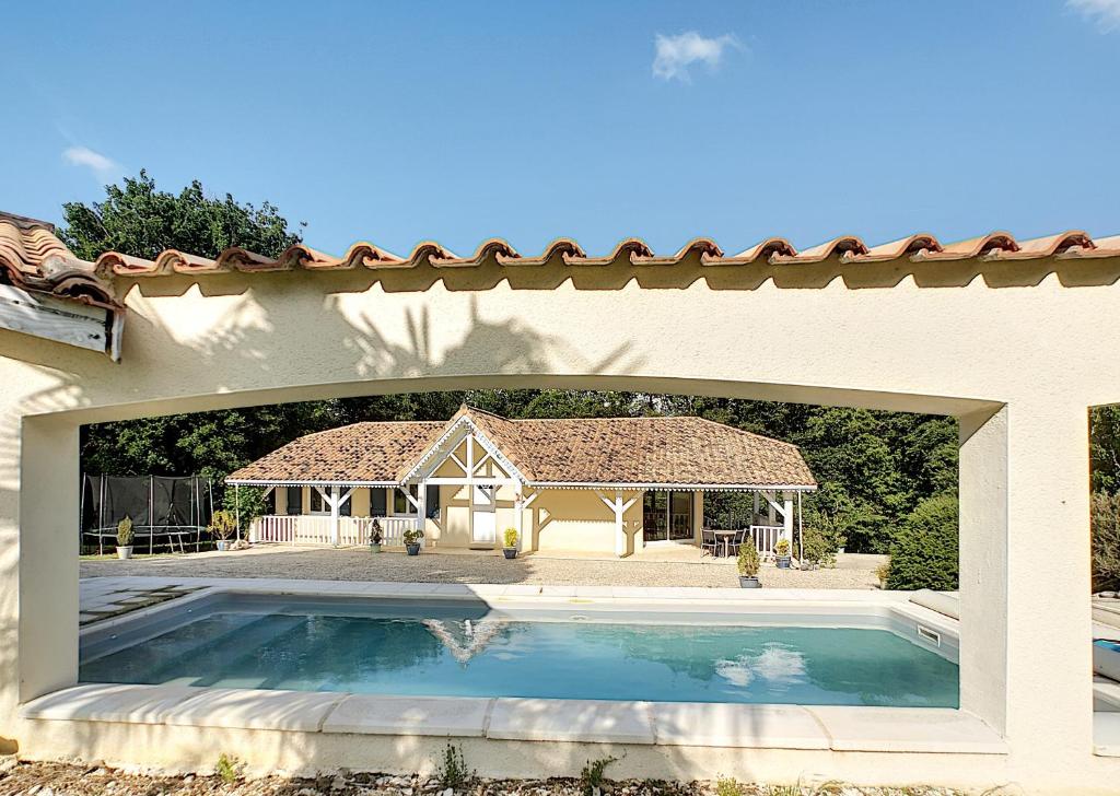 The swimming pool at or close to Les Goujatoux chambre les Eyzies