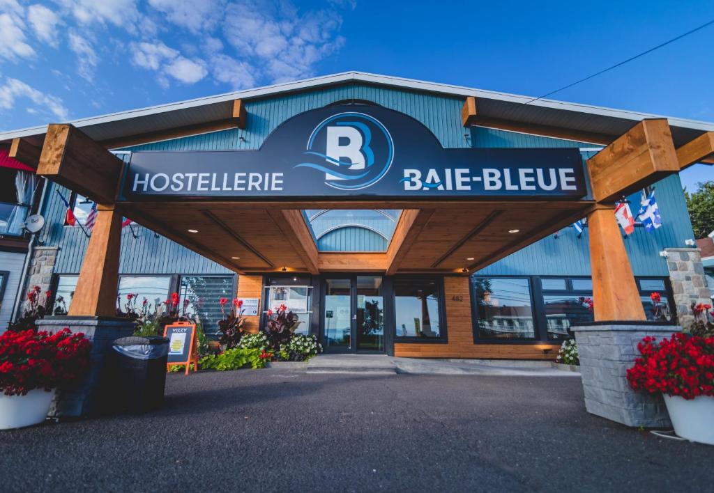 un gran edificio con un letrero para un fare blke en Hostellerie Baie Bleue en Carleton sur Mer