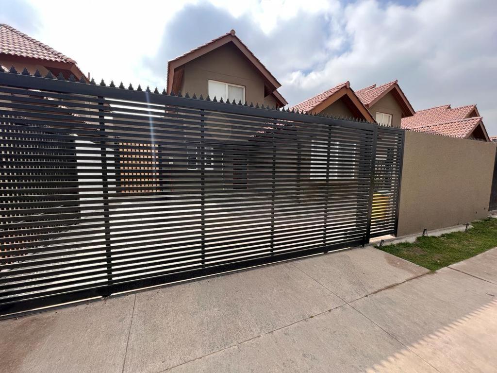 une clôture noire devant une maison dans l'établissement Gran Casa confortable en Santiago, à Lampa