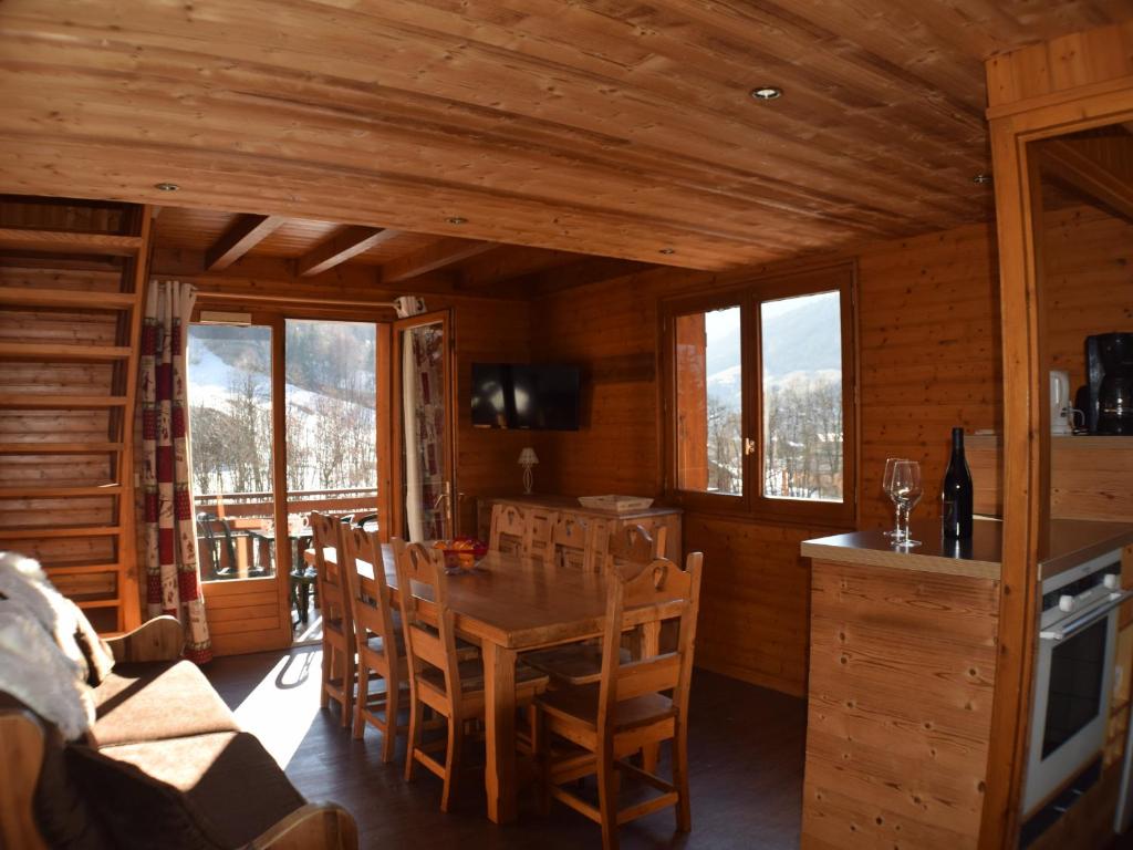 une salle à manger avec une table et des chaises dans une cabine dans l'établissement Appartement 3 chambres avec balcon et parking proche pistes - 6 personnes Le Grand-Bornand - FR-1-467-24, au Grand-Bornand
