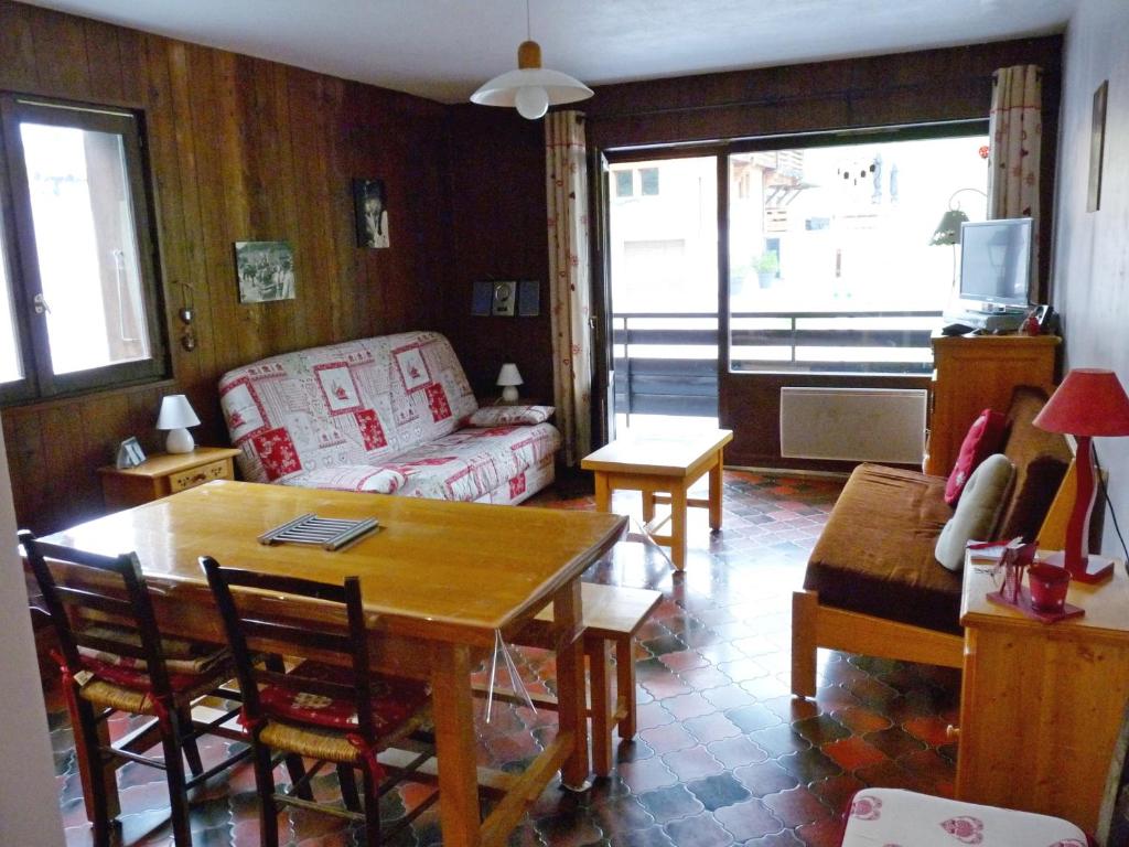 een woonkamer met een tafel en een bank bij Appartement Le Grand-Bornand, 2 pièces, 5 personnes - FR-1-467-79 in Le Grand-Bornand