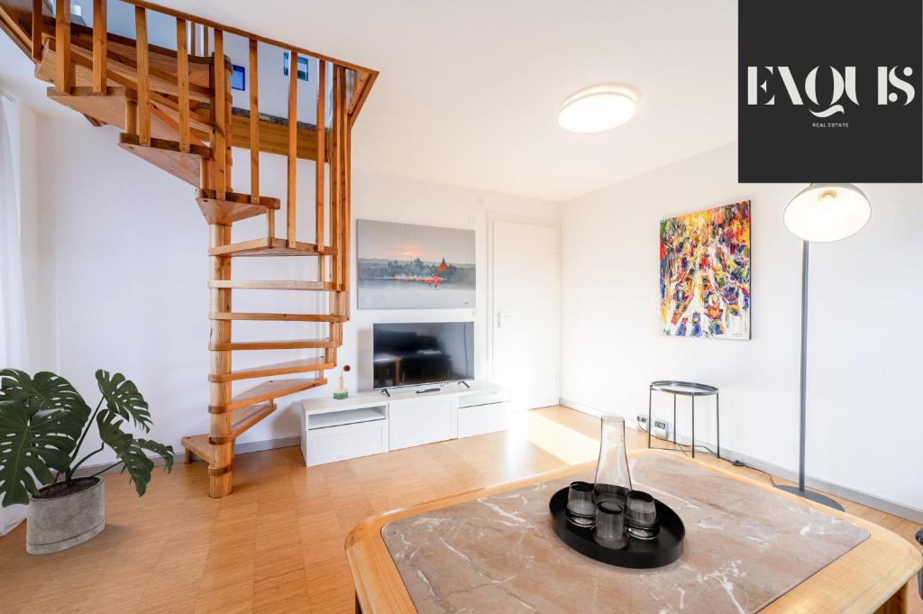 una sala de estar con una escalera de caracol en una casa en EXQUIS 2,5 BR Maisonette I Familien I TOP-Location I Netflix I Mercedes-Benz, en Böblingen