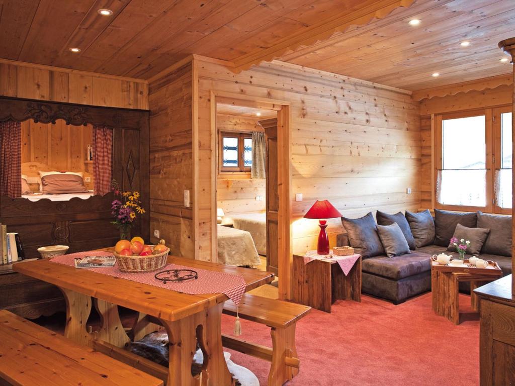 a log cabin living room with a couch and a table at Appartement Le Grand-Bornand, 3 pièces, 6 personnes - FR-1-467-45 in Le Grand-Bornand