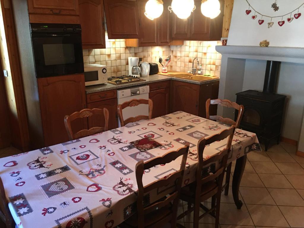 una cocina con mesa y mantel. en Appartement Le Grand-Bornand, 3 pièces, 6 personnes - FR-1-467-66 en Le Grand-Bornand