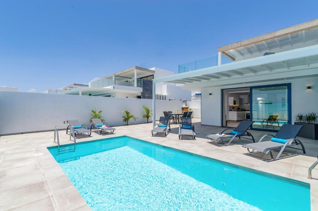 Swimmingpoolen hos eller tæt på Villa Alvarito by Villa Plus