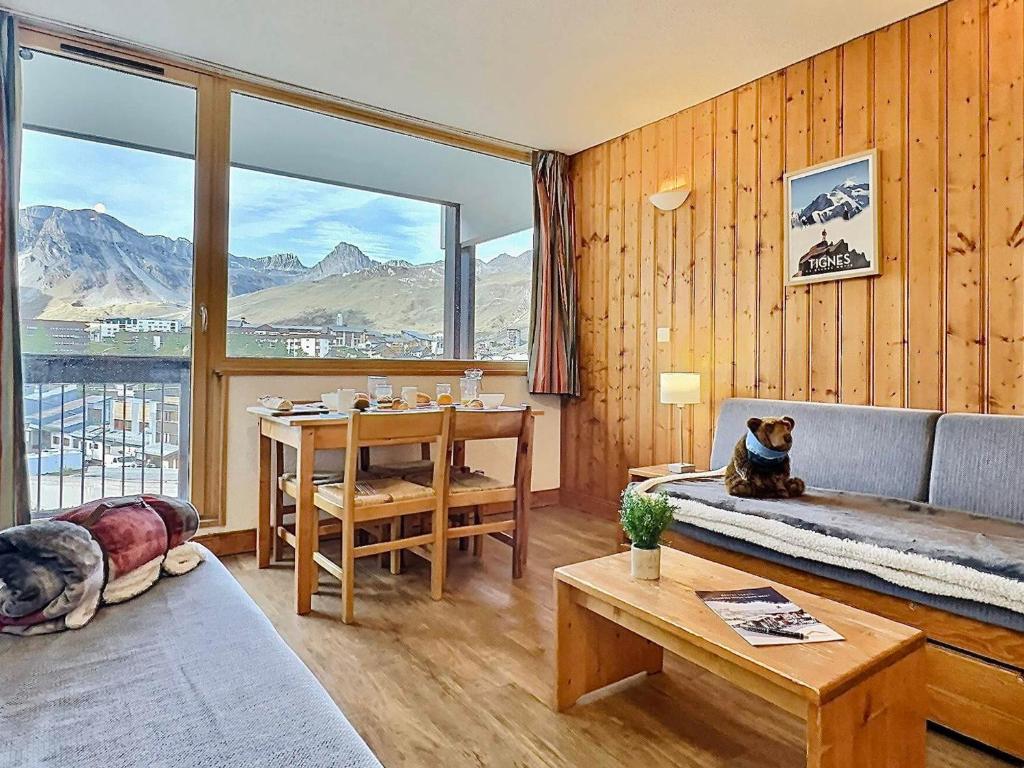 una sala de estar con un perro sentado en un sofá en Studio Tignes, 1 pièce, 4 personnes - FR-1-411-904, en Tignes