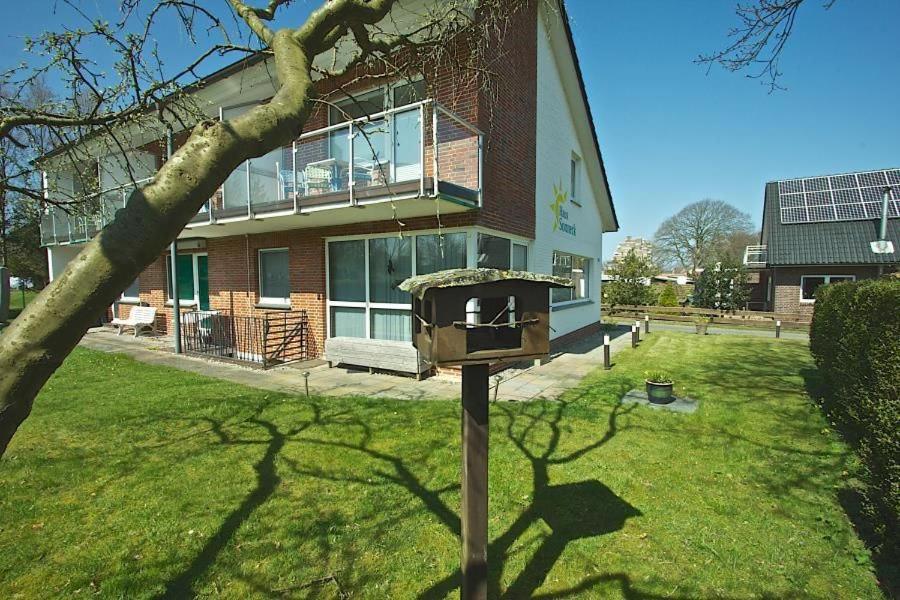 ein Vogelhaus an einer Stange vor einem Gebäude in der Unterkunft Haus Sonneck, App 2 in Duhnen