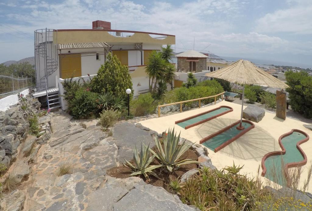 Bazén v ubytování Milos Apartments nebo v jeho okolí