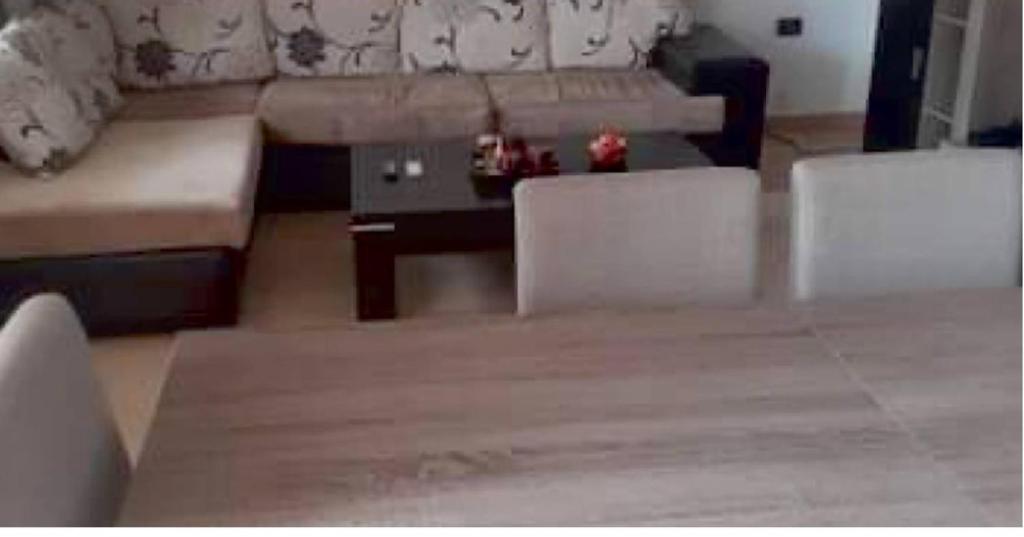 ein Wohnzimmer mit einem Sofa und einem Couchtisch in der Unterkunft Apartament Kaçanik in Vitina