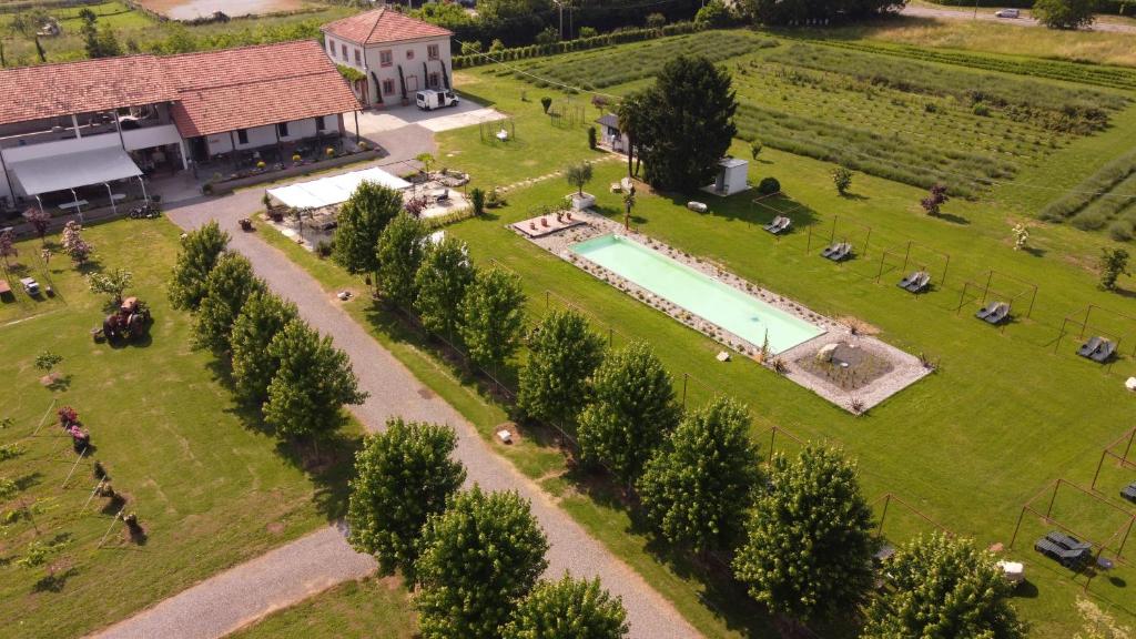 una vista aérea de una finca con piscina y árboles en Azienda agricola La Macina, en Bregnano