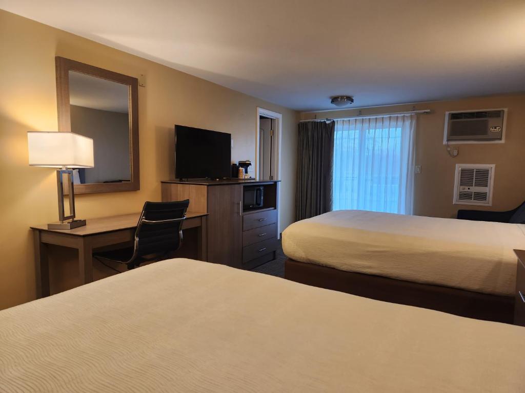 Postel nebo postele na pokoji v ubytování Hyannis Travel Inn