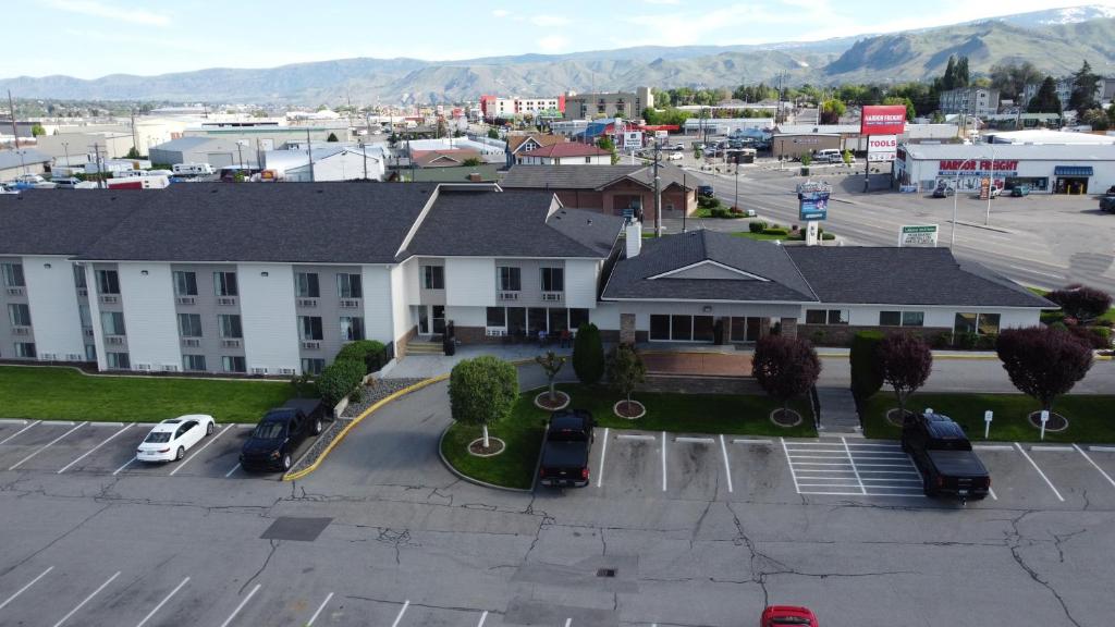 an aerial view of a building with a parking lot at Wenatchee Inn in Wenatchee