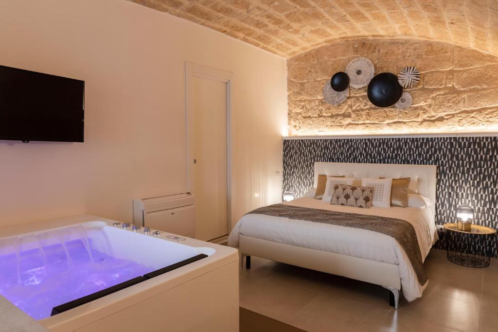 Säng eller sängar i ett rum på B&B Torre Canina suite & rooms
