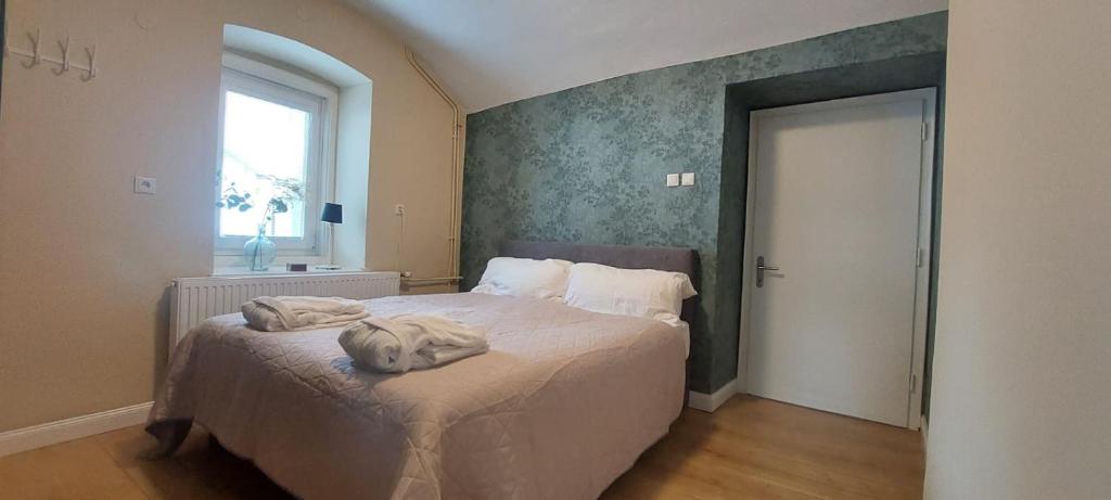 1 dormitorio con cama y ventana en Gasthaus Pura Vida, en Vorderberg