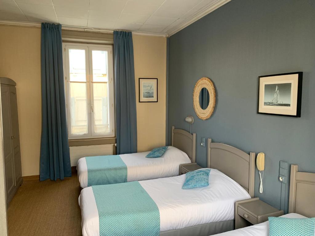 Habitación de hotel con 2 camas y ventana en Maison Richet, en Les Sables-dʼOlonne