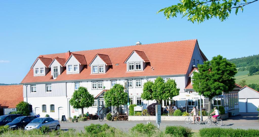 duży biały budynek z czerwonym dachem w obiekcie Gasthaus Zum Lindenwirt w mieście Weißehütte