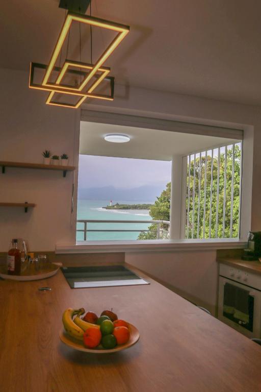 Kuchyň nebo kuchyňský kout v ubytování La vue du phare - Appartement neuf avec vue imprenable et acces crique