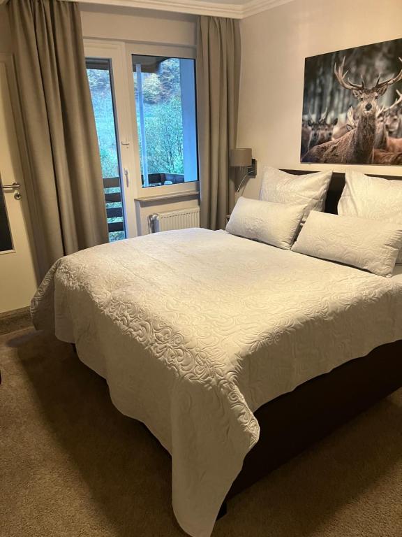 Postel nebo postele na pokoji v ubytování Hotel zum Forsthaus
