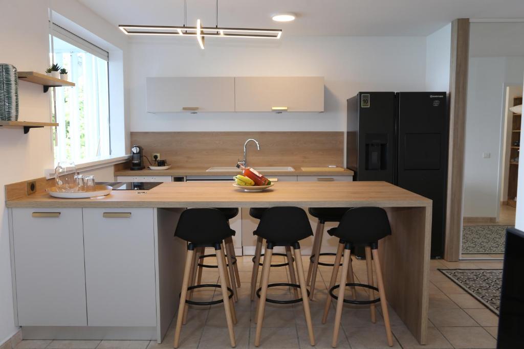 Kuchyň nebo kuchyňský kout v ubytování La vue du phare - Appartement neuf avec vue imprenable et acces crique