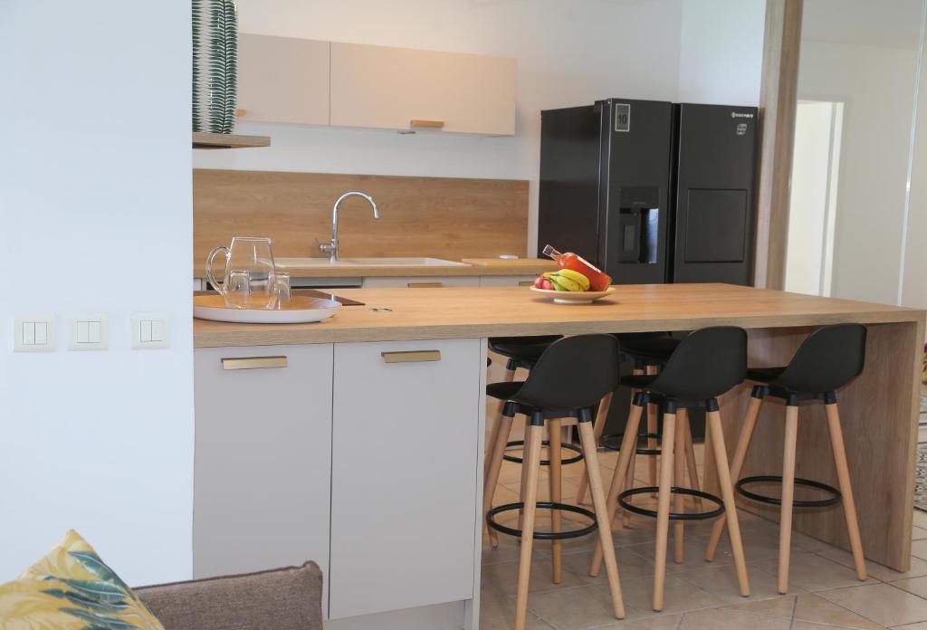 Kuchyň nebo kuchyňský kout v ubytování La vue du phare - Appartement neuf avec vue imprenable et acces crique