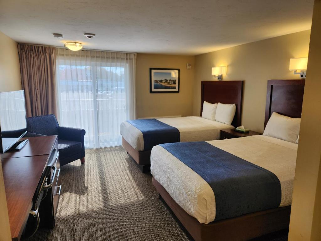 Postel nebo postele na pokoji v ubytování Hyannis Travel Inn