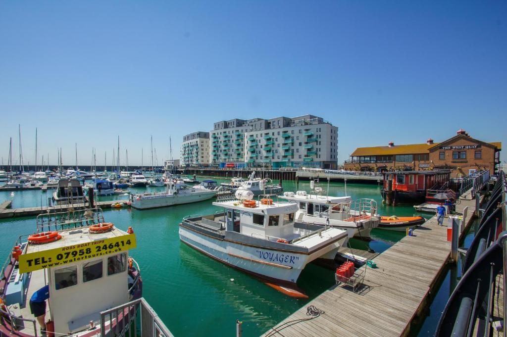 un groupe de bateaux amarrés dans un port dans l'établissement Orion Marina Sea View - Parking - by Brighton Holiday Lets, à Brighton et Hove