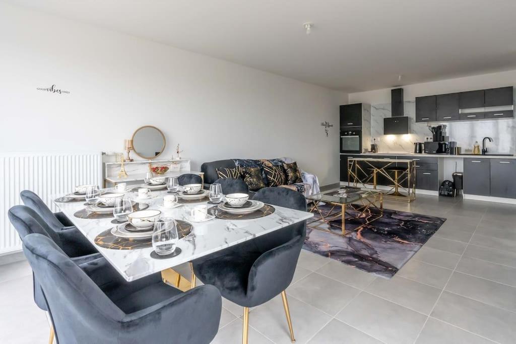 un salon avec une table et des chaises et une cuisine dans l'établissement De Disney à Paris - Pré Verson 1, à Chessy