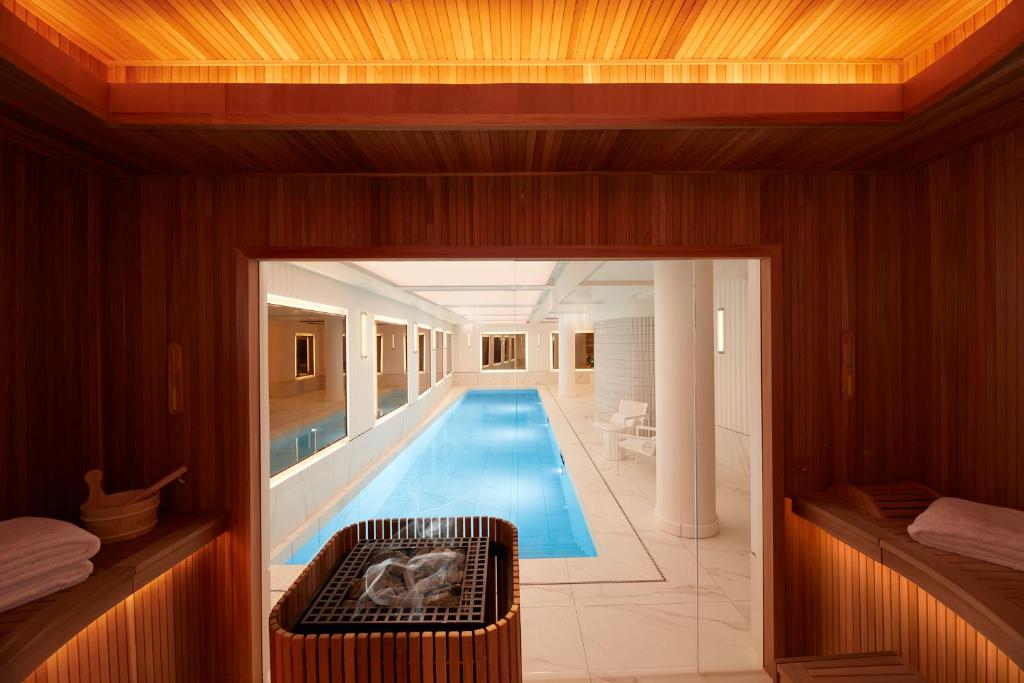 einen Pool in einem Haus mit Pool in der Unterkunft Villa-des-Prés in Paris