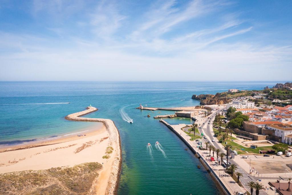 ラゴスにあるFábrica da Ribeira 80 by Destination Algarveの海岸と海の空中を望む