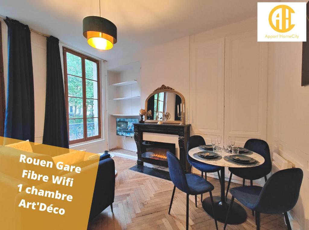 un salon avec une table et des chaises et une cheminée dans l'établissement Appart'HomeCity - Rouen Marne 1850, à Rouen