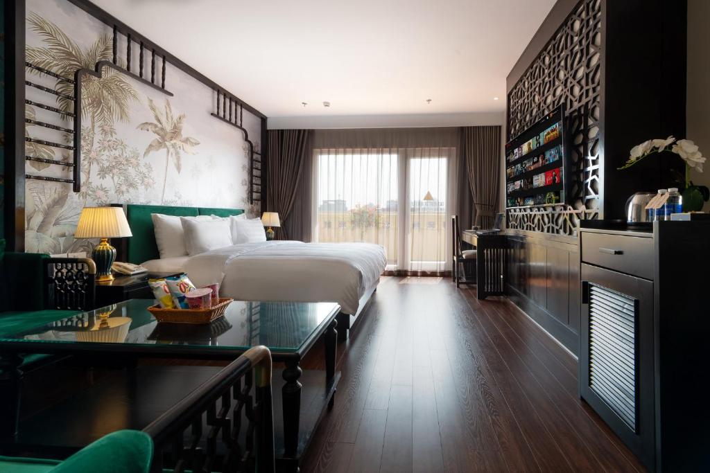ein Hotelzimmer mit einem Bett und einem Schreibtisch in der Unterkunft PALAGO BOUTIQUE HOTEL in Hanoi