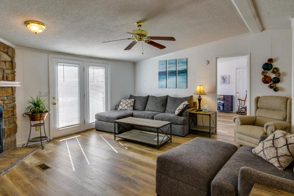 Χώρος καθιστικού στο Prosperity Vacation Rental about 1 Mi to Lake Murray!