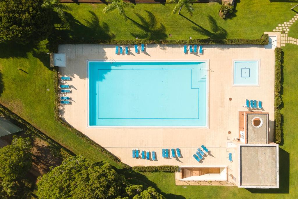 Apartamento Monte Laguna في فيلامورا: اطلالة علوية على مسبح مع ماء ازرق