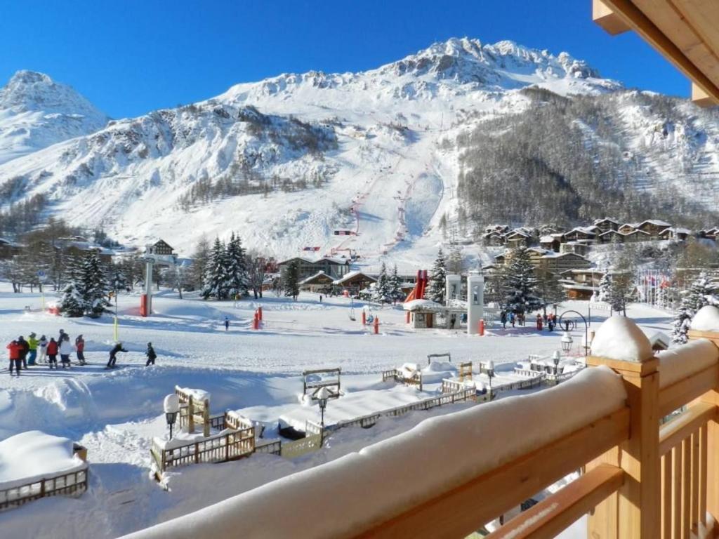 - une vue sur une station de ski avec une montagne enneigée dans l'établissement Appartement luxueux 75m², 6 pers, centre Val d'Isère, front de neige, terrasse sud - FR-1-567-22, à Val dʼIsère