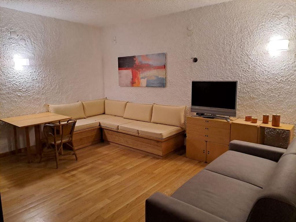 sala de estar con sofá y mesa en Come a casa, en Rivisondoli